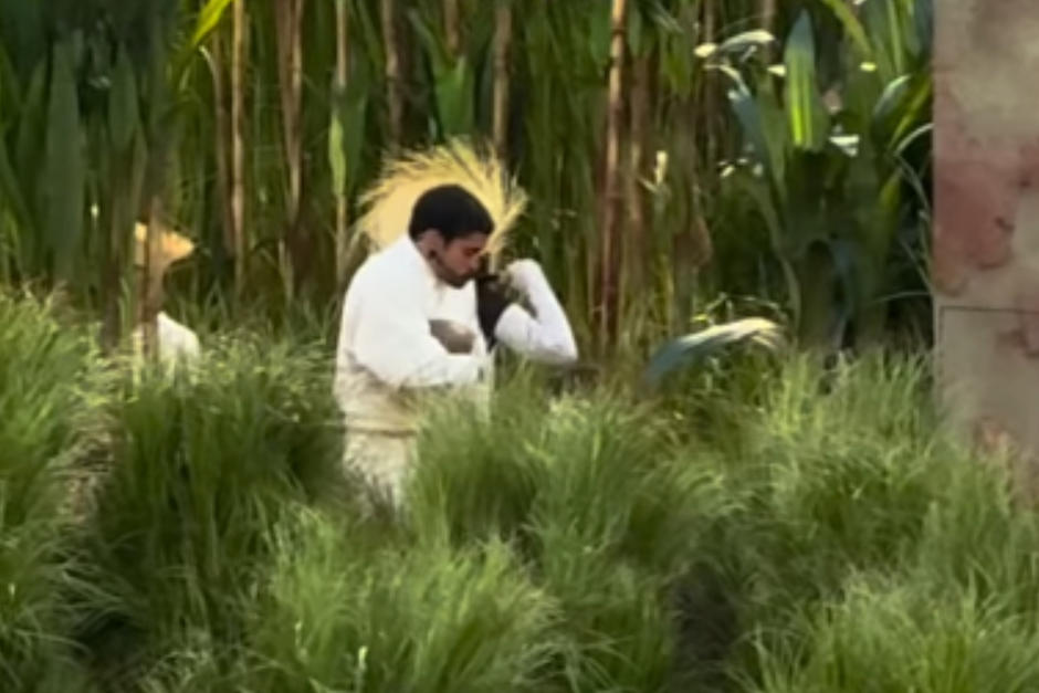 Bad Bunny fue sorprendido mientras se preparaba para entrar a escena en el medio tiempo. (Foto: Captura de pantalla)