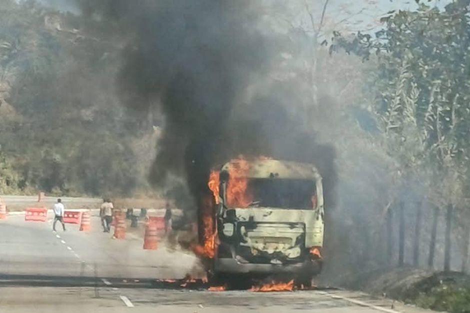 El microb&uacute;s se incendi&oacute; en plena carretera cuando transpostaba a estudiantes. (Foto: Redes sociales)