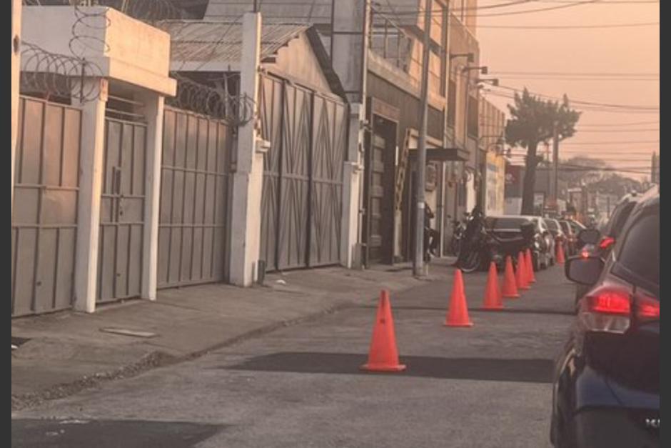 Vecinos han denunciado a las personas que apartan parqueos en las calles. (Foto: archivo/Soy502)