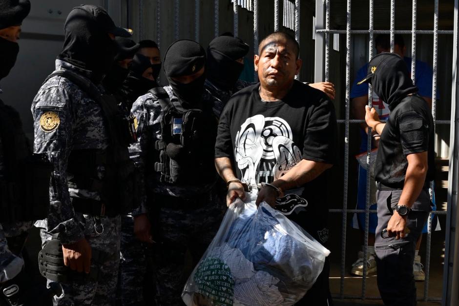 Integrantes del Barrio 18 fueron aislados en celdas improvisadas en Renovaci&oacute;n I. (Foto: Mingob)