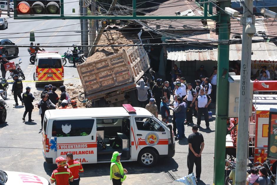 Uno de los afectados que result&oacute; con golpes leves narr&oacute; lo que vivi&oacute; en el accidente en donde un cami&oacute;n se qued&oacute; sin frenos sobre la avenida Hincapi&eacute;, zona 13. (Foto: Bomberos Voluntarios)