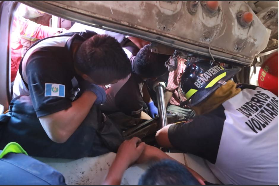 As&iacute; rescataron al piloto del cami&oacute;n empotrado en zona 13