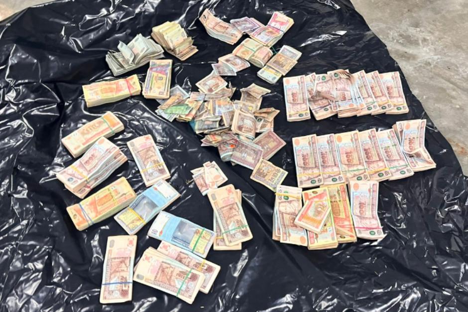 El dinero que trasladaba el capturado consta de decenas de billetes de distintas denominaciones.&nbsp;(Foto: PNC)