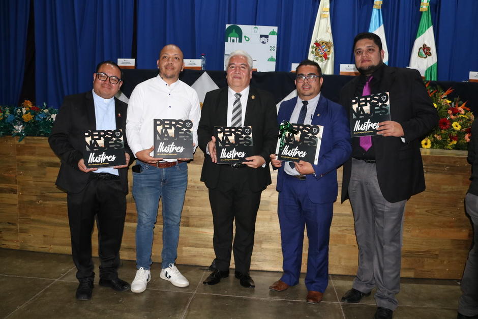 Varios de los exalumnos a cargo de los trabajos asistieron a la presentaci&oacute;n, junto a su catedr&aacute;tico Miguel Estrada (centro). (Foto: Miguel L&oacute;pez/Colaborador)