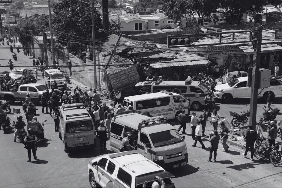 El cami&oacute;n qued&oacute; empotrado en una vivienda, pero antes arroll&oacute; a varios veh&iacute;culos. (Foto: Bomberos Municipales)