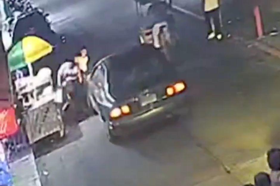 El veh&iacute;culo arroll&oacute; a las personas e intent&oacute; huir, pero fue alcanzado por las autoridades. (Foto: captura de video)