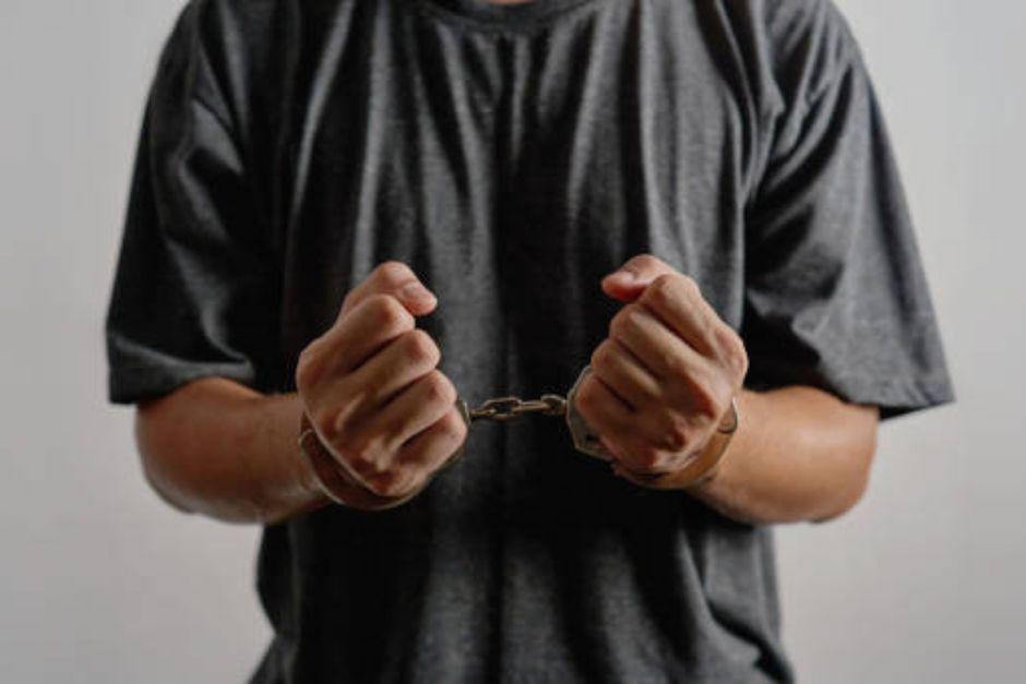 Dos hombres y una mujer fueron capturados tras ser se&ntilde;alados de asaltantes y de haber herido a su v&iacute;ctima. (Foto ilustrativa: iStock)