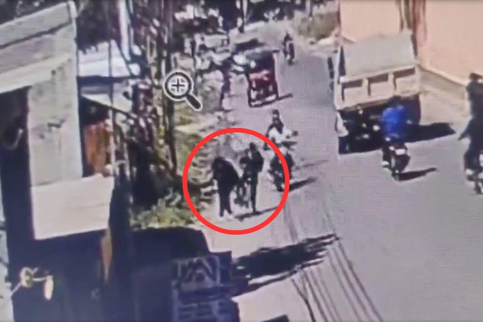 El ciclista brome&oacute; con una chica que caminaba a un costado de la calle y casi termina atropellado. (Foto: captura de video)