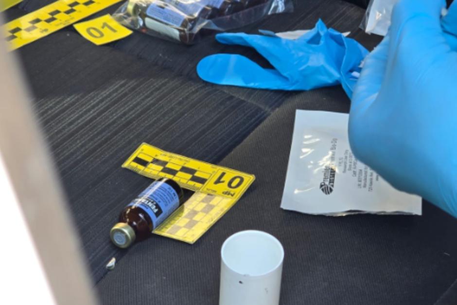 Ocho frascos de fentanilo trasladaba en el autom&oacute;vil el detenido en la zona 1 de Xela.&nbsp;(Foto: Miguel Colop/Colaborador)