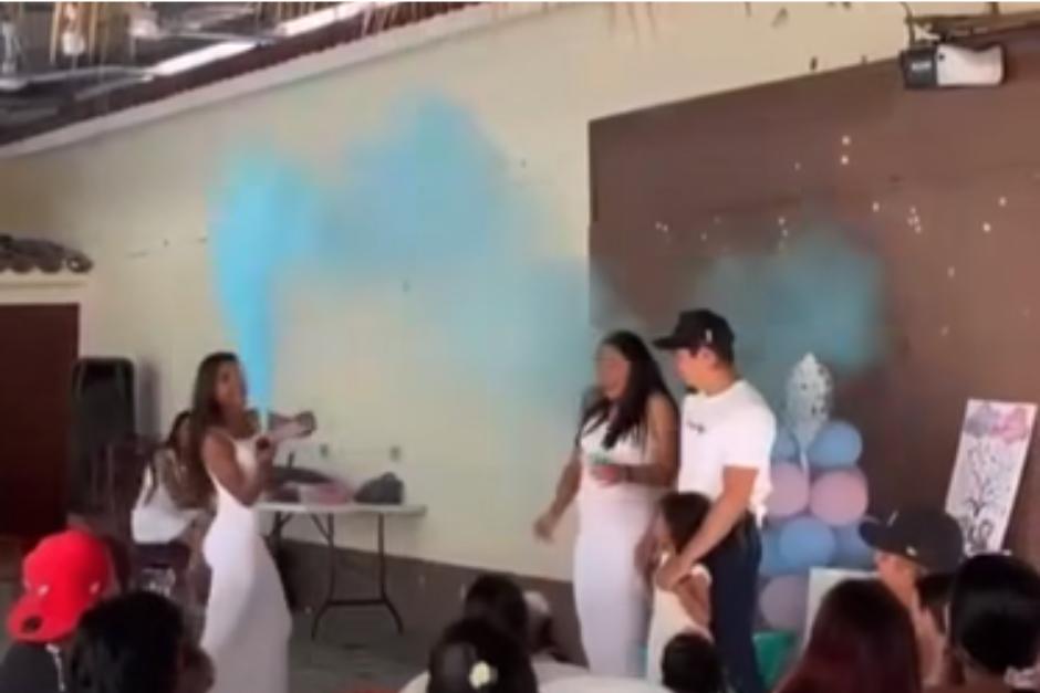 En medio de la celebraci&oacute;n desenfunda el arma de fuego. (Foto: Redes Sociales)