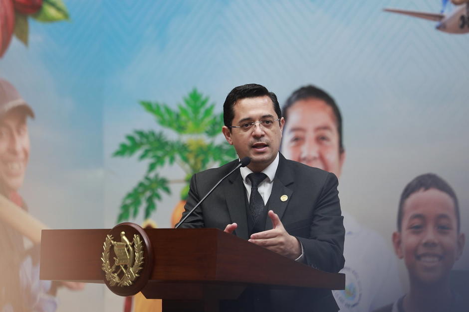 Luis Gerardo Guerrero, secretario General de la Presidencia, explic&oacute; parte del trabajo que hace la instituci&oacute;n que dirige. (Foto: SCSP / Soy502)