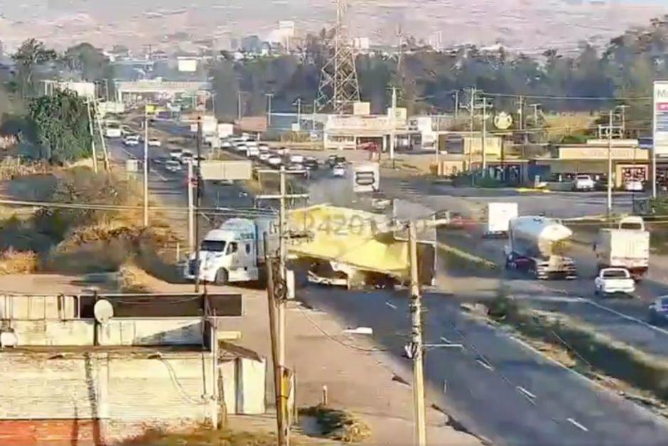 Un cami&oacute;n atraves&oacute; un tr&aacute;iler que intentaba retornar en el libramiento Irapuato-Salamanca, en M&eacute;xico. (Foto: captura de video)