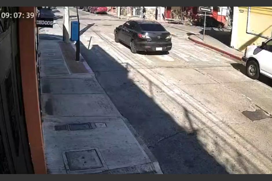 El conductor del auto huy&oacute; del lugar. (Foto: captura de video)