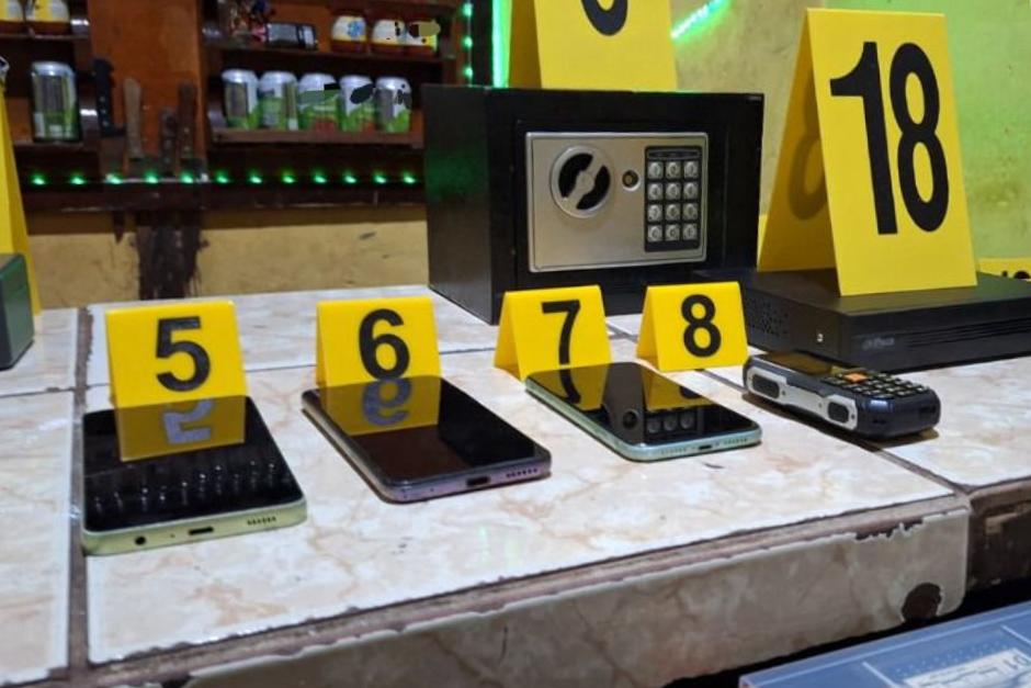 Dos mujeres fueron capturadas durante allanamiento con posesi&oacute;n de ciertos il&iacute;citos. (Foto: PNC)