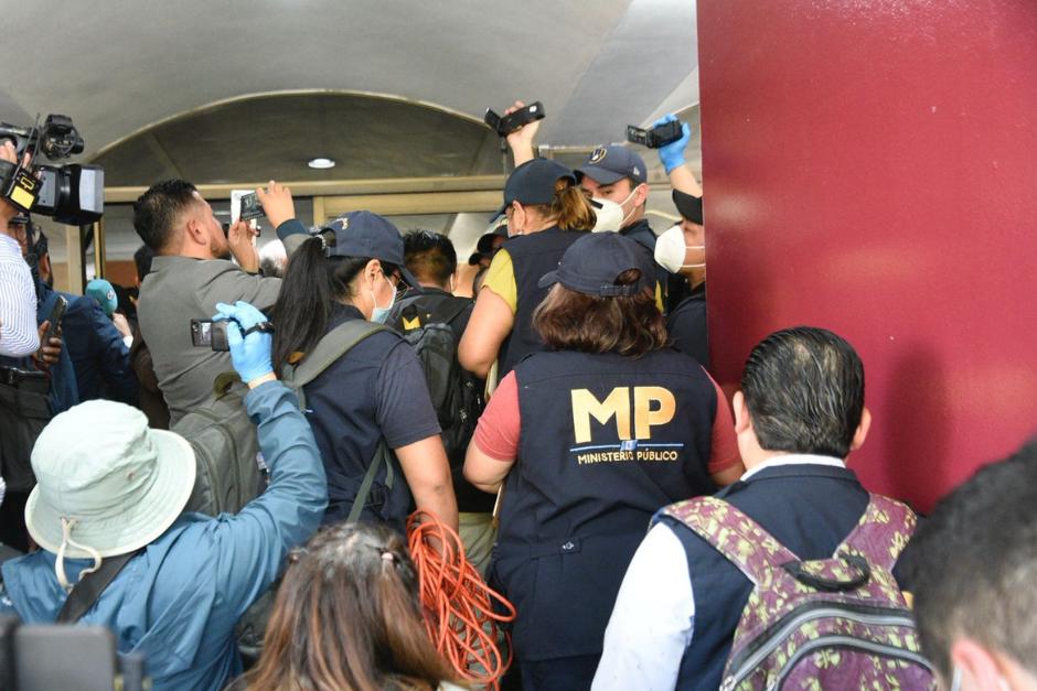 El MP allana votaci&oacute;n del Colegio de Abogados. (Foto: Guatemala Visible)
