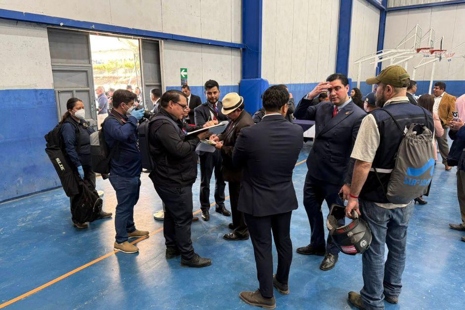 El Ministerio P&uacute;blico realiza allanamientos en el centro de votaciones del parque Erick Barrondo, en donde se realizan las elecciones para magistrado titular y suplente del Colegio de Abogados. (Foto: Guatemala Visible)