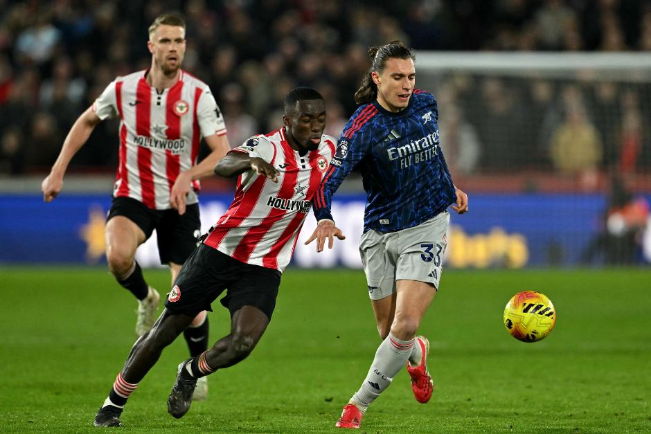 Riccardo Calafiori conduce el bal&oacute;n ante la marca de&nbsp;Michael Kayode. (Foto: AFP)