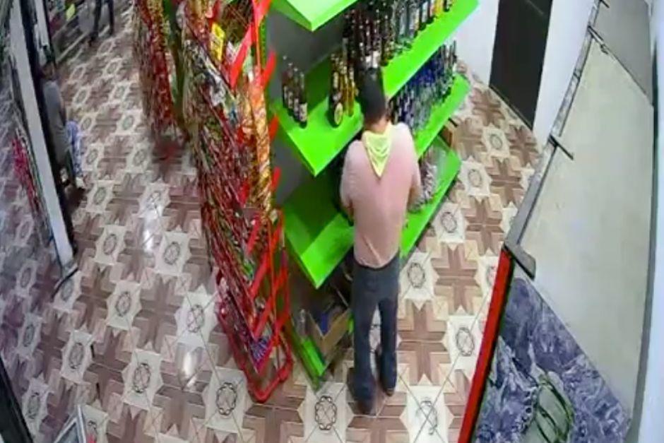 El piloto pretend&iacute;a robar una botella de licor escondi&eacute;ndola en el interior de su pantal&oacute;n. (Foto: captura de video)