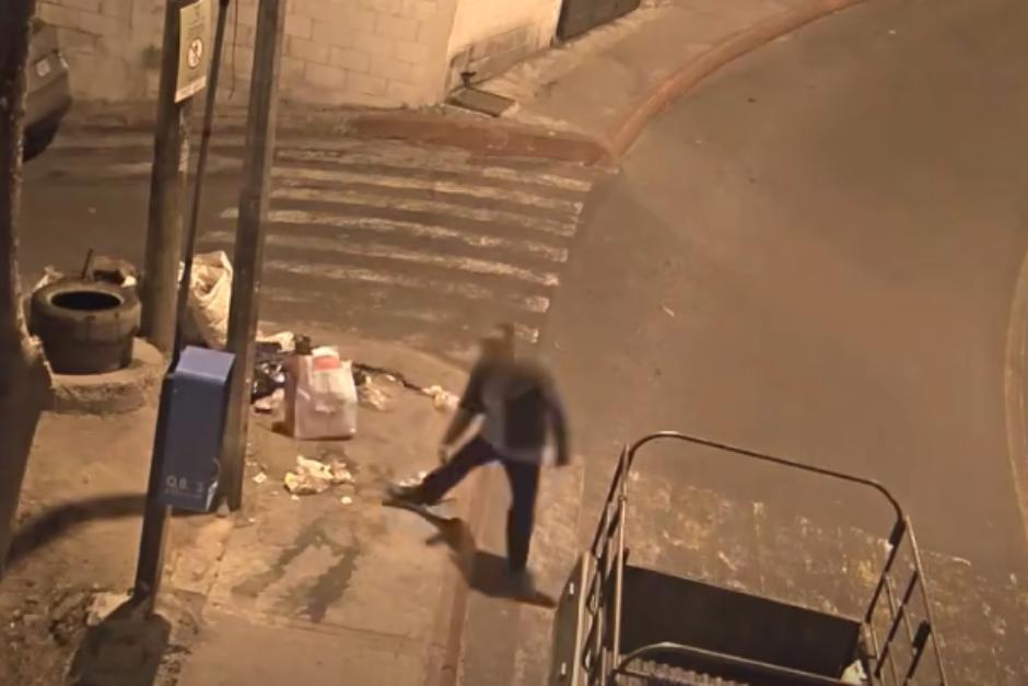 El hombre al ser reprendido regresa por su basura y se retira. (Foto: Captura de video/Alcald&iacute;a Auxiliar zona 21)