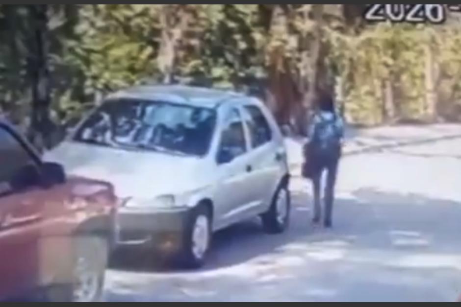 Un hombre le arrebat&oacute; el celular en segundos. (Foto: captura de video)
