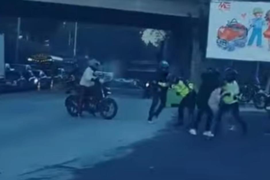 Un conductor logr&oacute; capturar la pelea entre un motociclista, su pasajero y agentes de la PMT. (Foto: Captura de video/Redes Sociales)