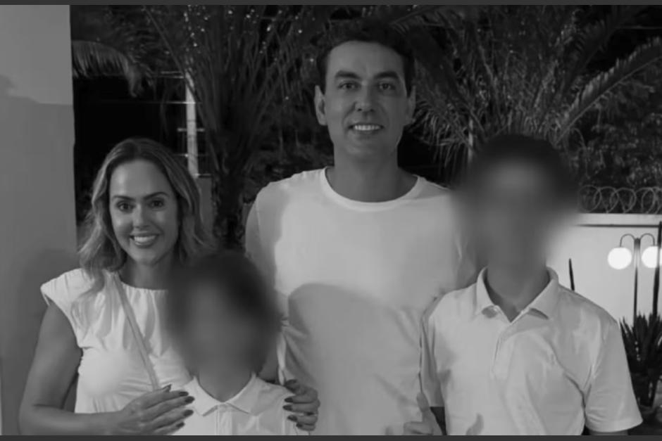 La madre lleg&oacute; destrozada al funeral. (Foto: redes sociales)