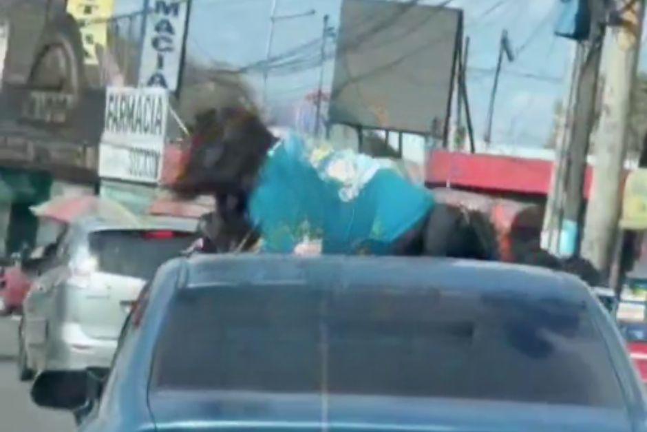 La&nbsp;joven iba como tripulante en un autom&oacute;vil, pero se acost&oacute; sobre el techo del mismo. (Foto: captura de video)