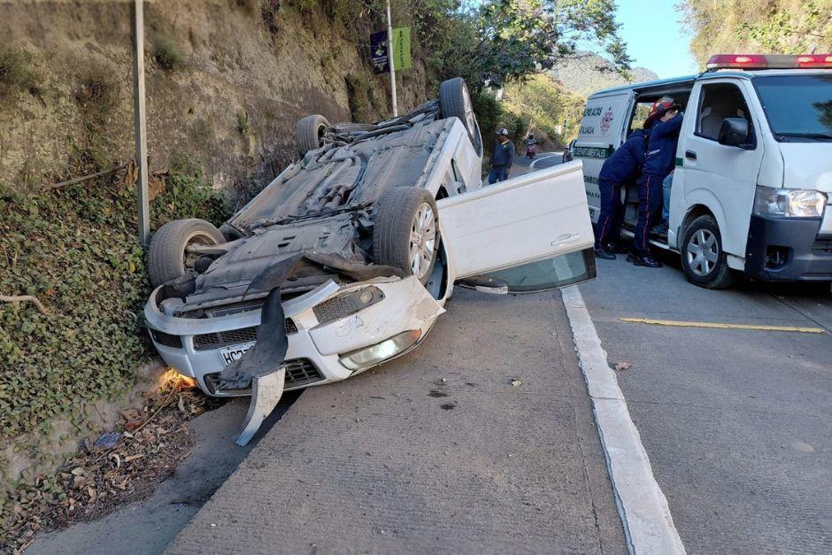 El autom&oacute;vil qued&oacute; volcado a un costado de la carretera y el conductor ha quedado herido. (Foto: Asonbomd)