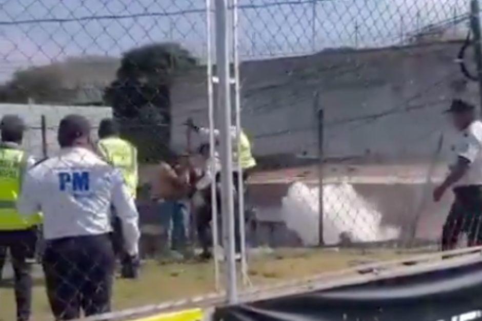 Uno de los polic&iacute;as municipales pate&oacute; al aficionado que estaba en la malla y termin&oacute; derribando el alambrado. (Foto: captura de video)