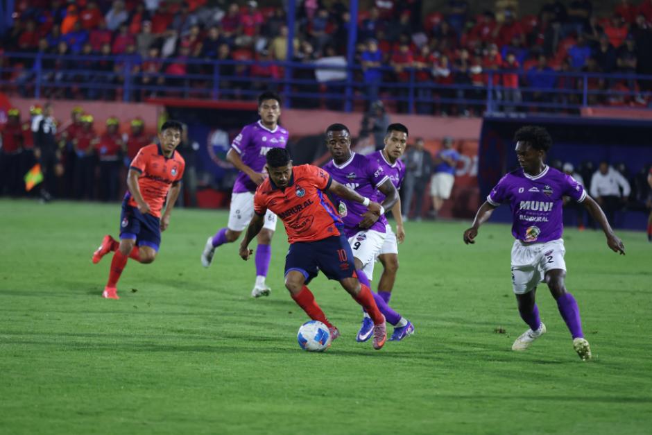 Los rojos no pudieron quedarse con los tres puntos en su cancha, ante unos cebolleros aguerridos. (Foto: Juan Manuel Mijangos/Colaborador)