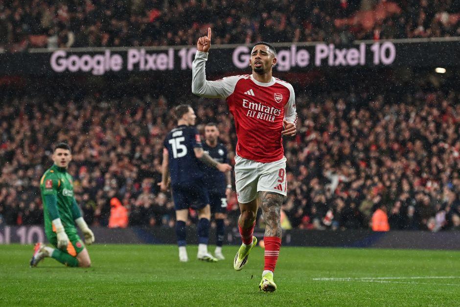 El brasile&ntilde;o Gabriel Jes&uacute;s sell&oacute; la victoria con la &uacute;ltima anotaci&oacute;n de la goleada gunner. (Foto: AFP)