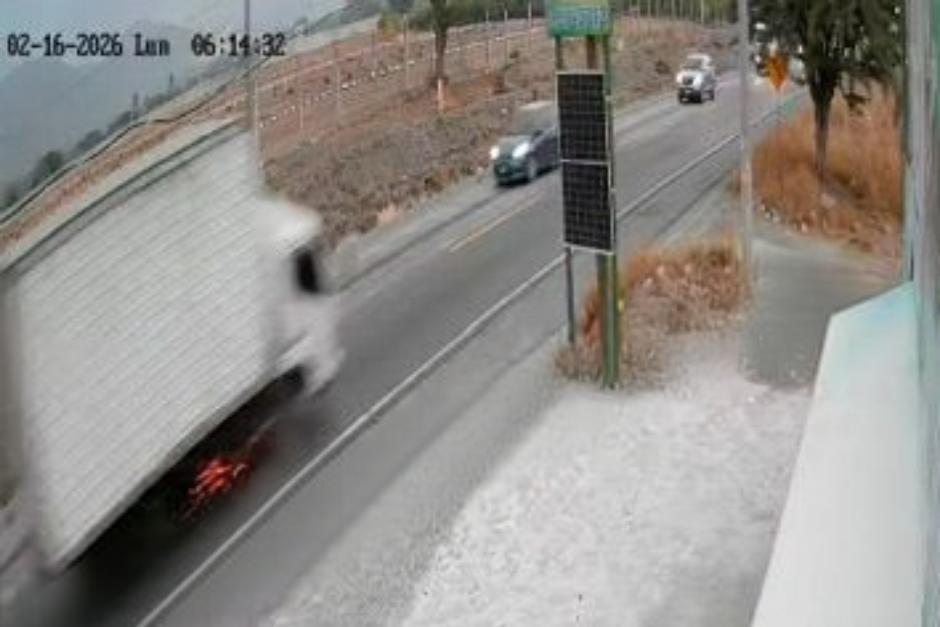 Un cami&oacute;n perdi&oacute; el control y termin&oacute; colisionando contra otros veh&iacute;culos. (Foto: Redes Sociales)