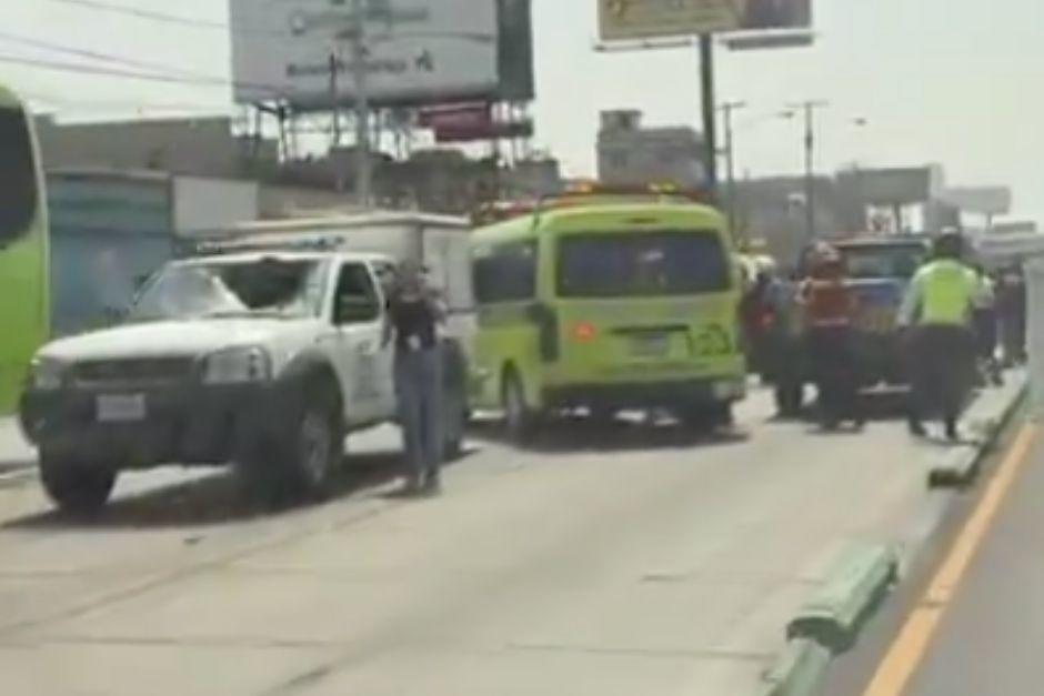 Los tres veh&iacute;culos involucrados transitaban sobre la v&iacute;a del Transmetro. (Foto: captura de video)