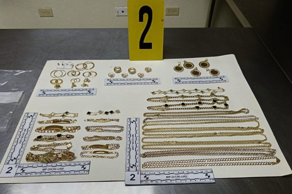 La mercader&iacute;a sin declarar localizada en los equipajes fue incautada por las autoridades. (Foto: MP)