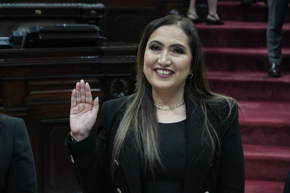 Congreso jurament&oacute; a Ver&oacute;nica Paredes como magistrada de la CSJ. (Foto: Wilder L&oacute;pez/Soy502)