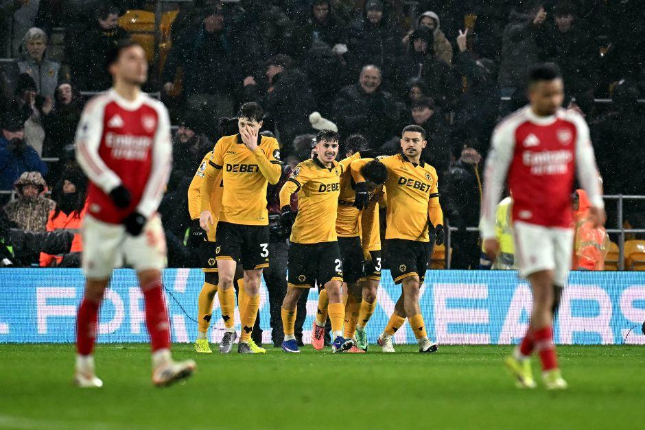 Los Wolves festejaron el gol que firm&oacute; el empate ante los l&iacute;deres de la Premier League. (Foto: AFP)