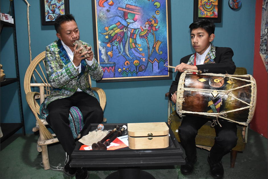 El maestro Giovani Batz y su hijo Dylan Batz interpretan la pintura en una pieza musical.&nbsp;(Foto: Jos&eacute; Garc&iacute;a/Colaborador)