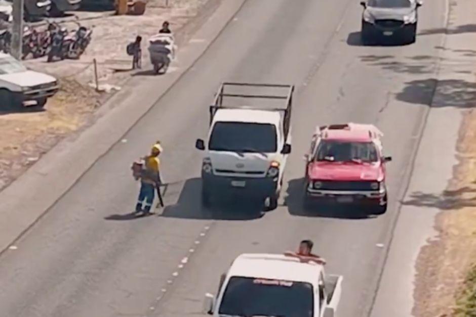 La imprudencia del piloto del cami&oacute;n pudo provocar una tragedia en carretera. (Foto: Captura de video de Covial)