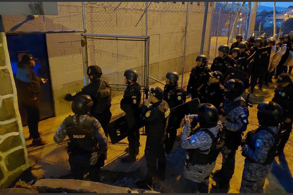 Fuerzas de seguridad al ingresar a la c&aacute;rcel de Matamoros, ubicada en zona 1 capitalina. (Foto: Nuestro Diario)