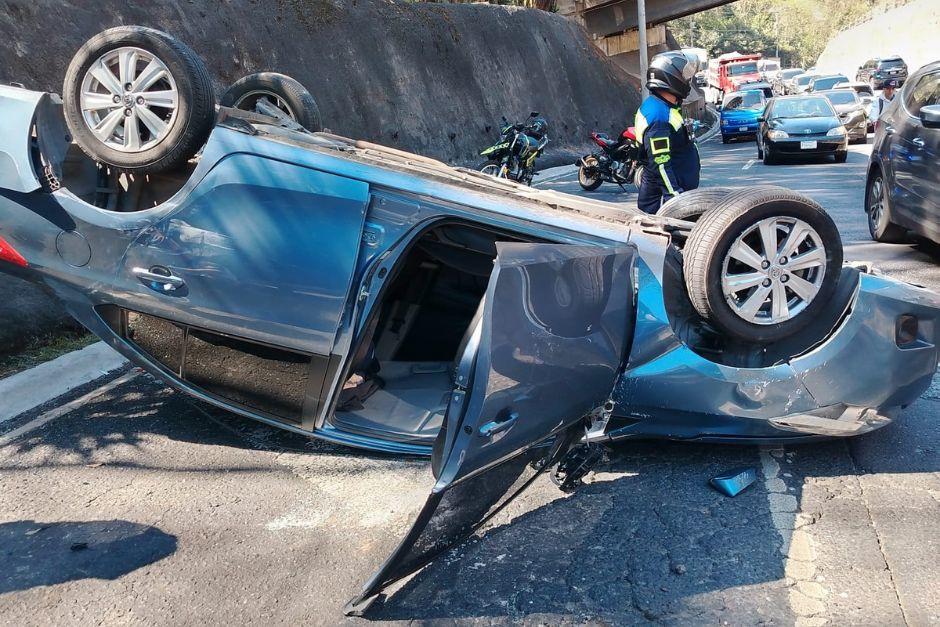 El automotor volcado ha provocado congestionamiento en el &aacute;rea. (Foto: Bomberos Voluntarios)