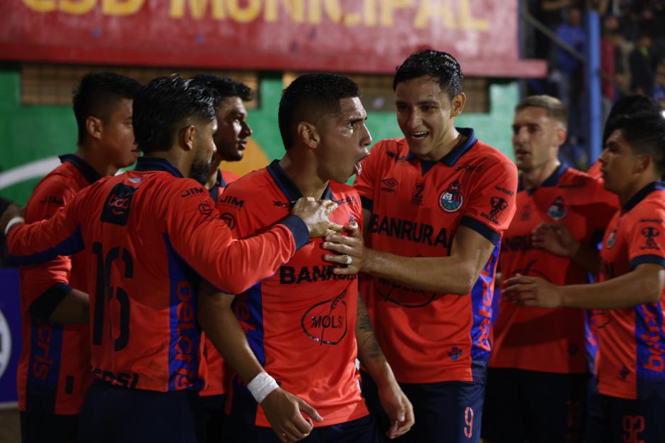 Los rojos se dieron gusto contra Antigua, aunque sobre el final sufrieron. (Foto: Juan Mijangos)