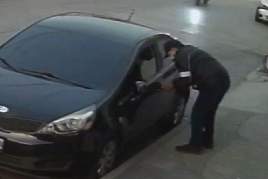 Las c&aacute;maras grabaron el momento en que fue robado el veh&iacute;culo. (Foto:captura de video)