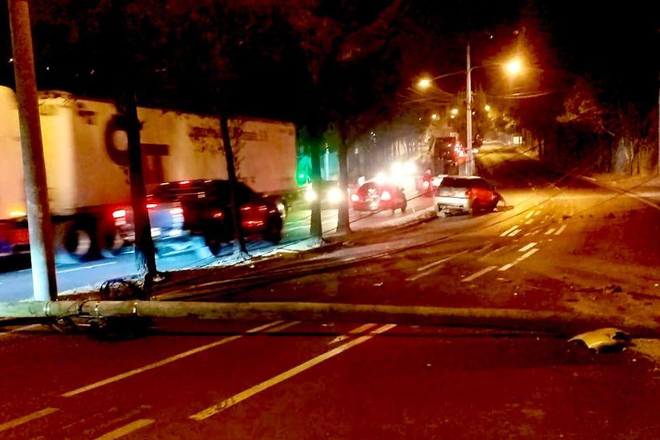 Tras el impacto, el poste cay&oacute; sobre la v&iacute;a, obstruyendo el paso. (Foto: PMT)