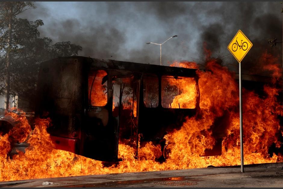 Integrantes del Cartel Jalisco Nueva Generaci&oacute;n han quemado veh&iacute;culos e intentaron incendiar una gasolinera en Guadalajara, tras la muerte de "El Mencho". (Foto: AFP / Soy502)