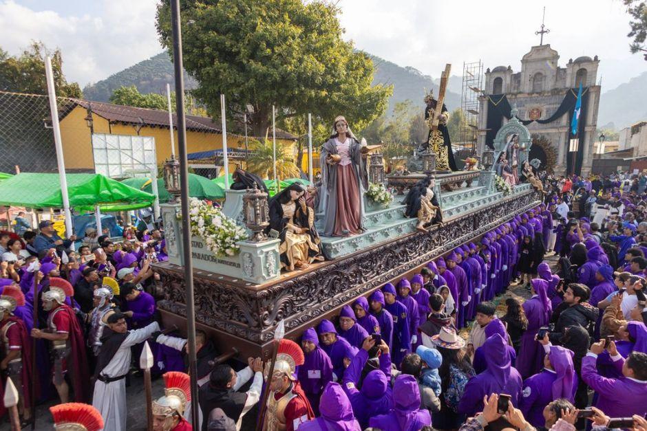 El cortejo procesional avanza su recorrido este primer domingo de Cuaresma. (Foto: Jorge Ord&oacute;&ntilde;ez/Nuestro Diario)