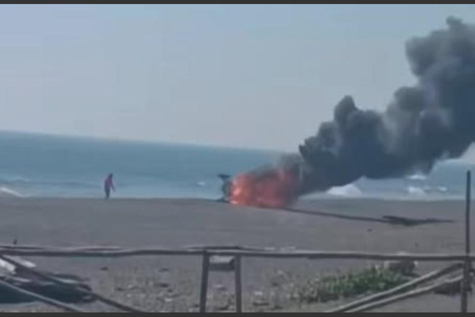 El transporte se inicio a incendiar en plena playa. (Foto: Captura de video)
