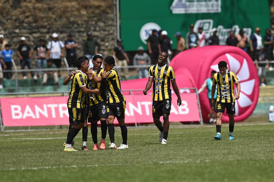 Los aurinegros festejan despu&eacute;s de la segunda anotaci&oacute;n, del joven J&oacute;nathan Ar&eacute;valo (Foto: Pedro Pablo Mijangos/Colaborador)