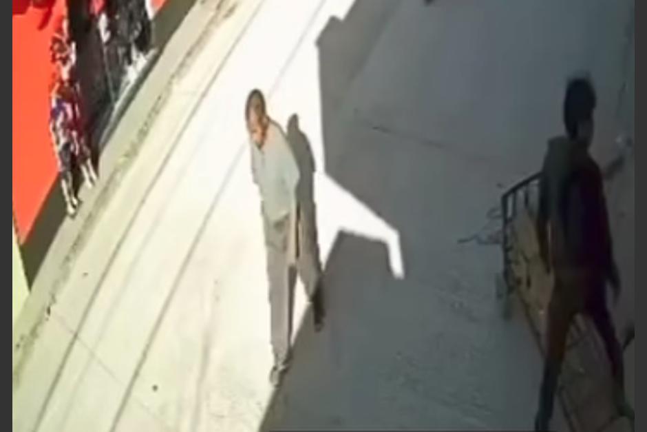 El pozo abierto no contaba con se&ntilde;ales de precauci&oacute;n. (Foto: captura de video)