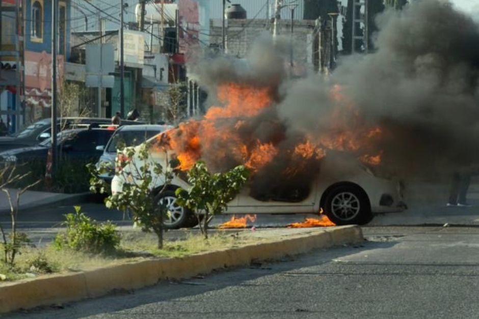 Veh&iacute;culos incendiados y caos en distintos lugares de Jalisco. (Foto: redes sociales)