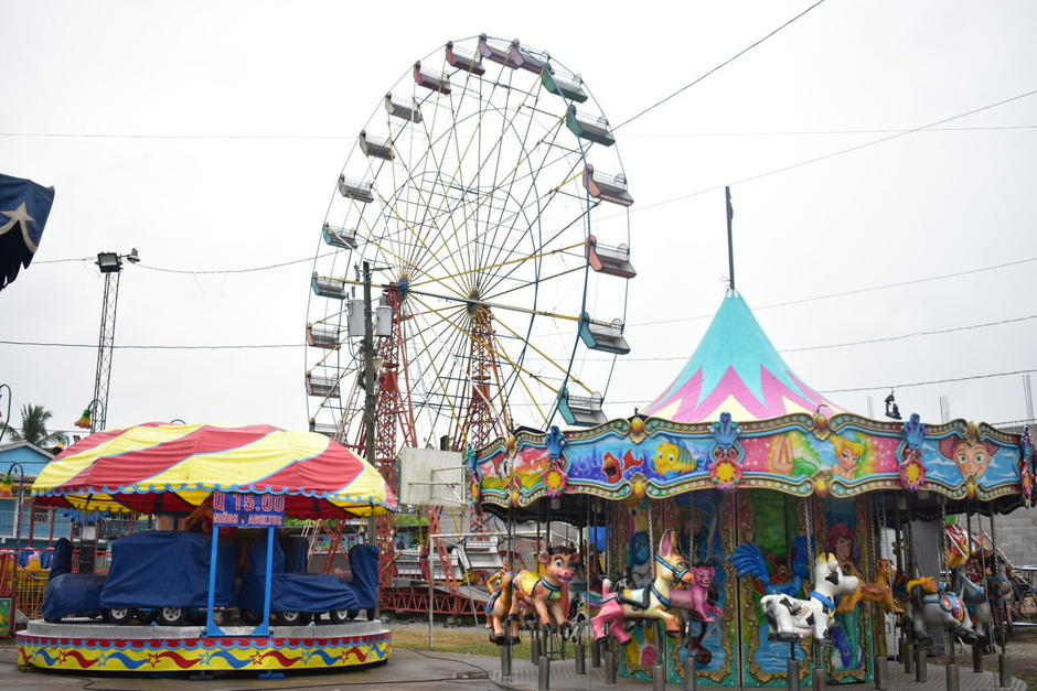 Ni&ntilde;os y adultos disfrutan de las atracciones en el campo de la feria.&nbsp;(Foto: Pablo Miguel/Colaborador)
